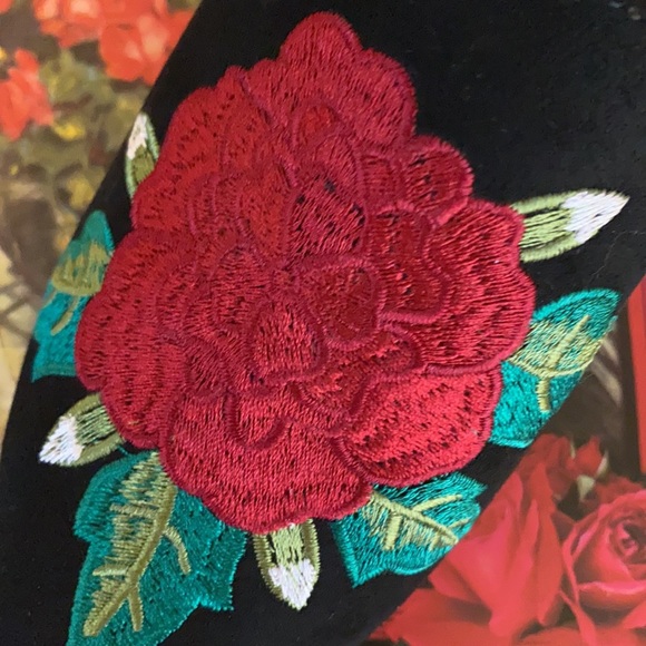 HEAVENLYSOLES Kitten Heel Embroidered Mules - Picture 6 of 12